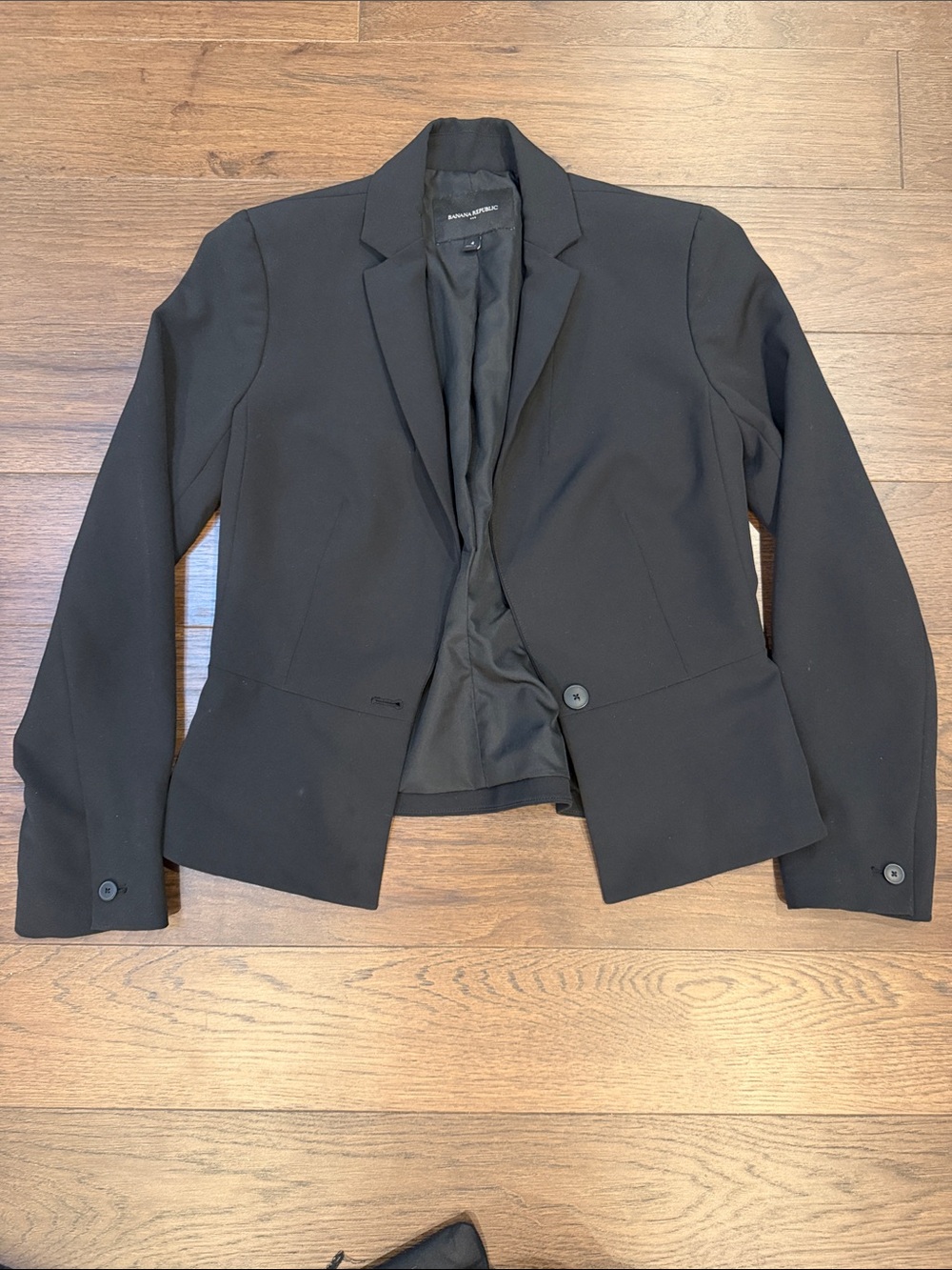 Banana Republic Women’s Black Blazer Size 4
- C64-007
